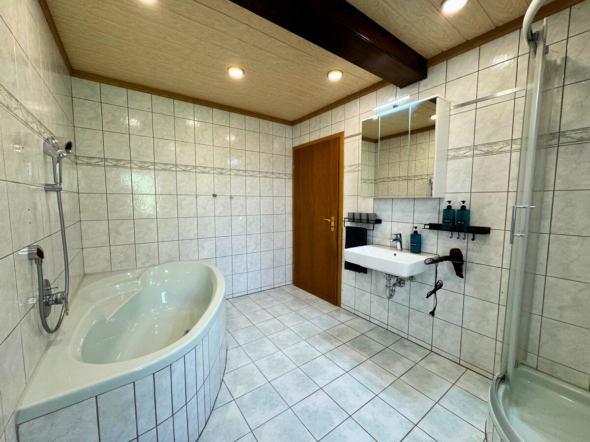 Home Badezimmer 1 – Ferienhaus Taufstein in Herbstein im Vogelsberg