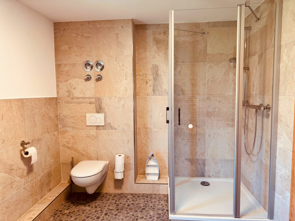 Home Badezimmer 2 – Ferienhaus Taufstein in Herbstein im Vogelsberg – Foto 2