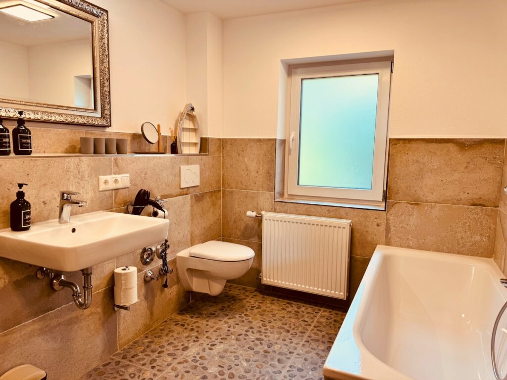 Home Badezimmer 3 – Ferienhaus Taufstein in Herbstein im Vogelsberg – Foto 2