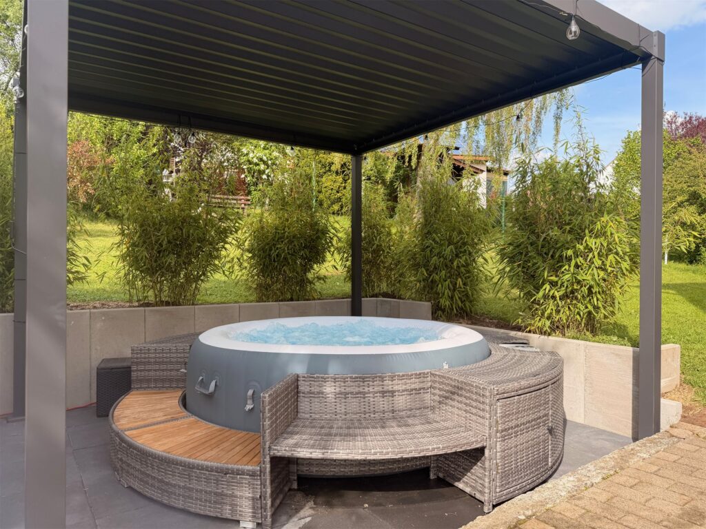 Home Whirlpool im Ferienhaus Taufstein – Entspannung nach dem Wandern im Vogelsberg – Foto 3