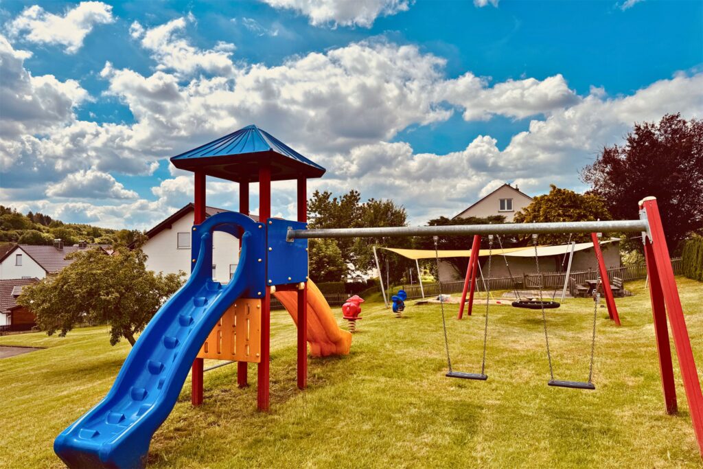 Home Spielplatz am Ferienhaus Taufstein – familienfreundlicher Urlaub im Vogelsberg