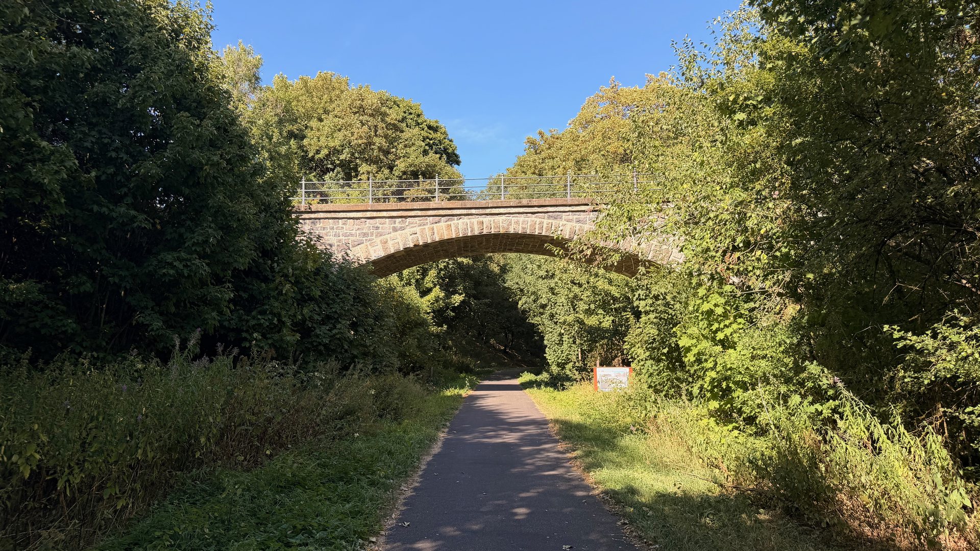 Grüner Weg unter der historischen Bahnbrücke bei Hartmannshain