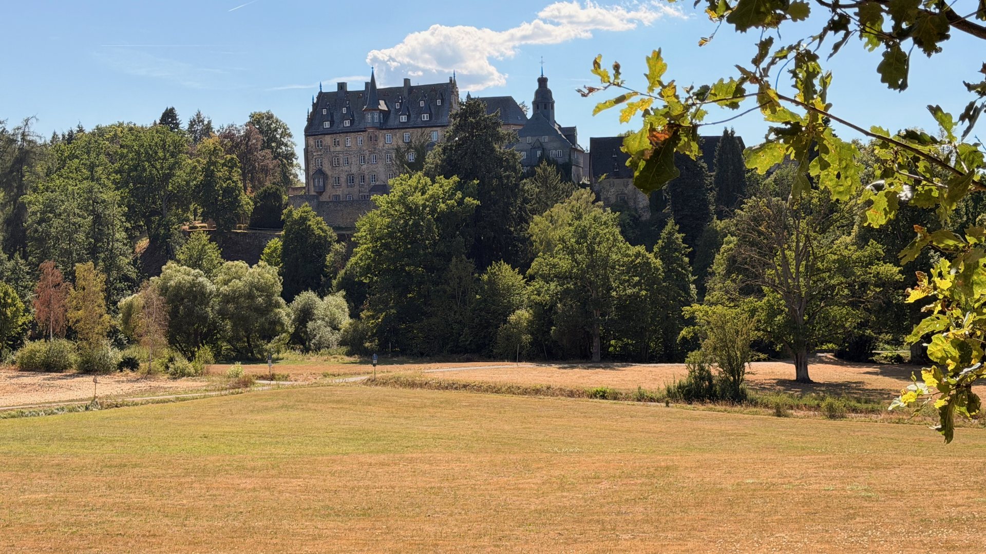 Schloss Eisenbach in der grünen Vogelsberglandschaft