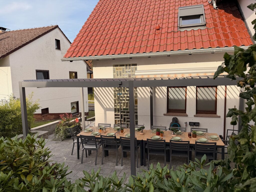 Terrasse mit gedeckter Tafel