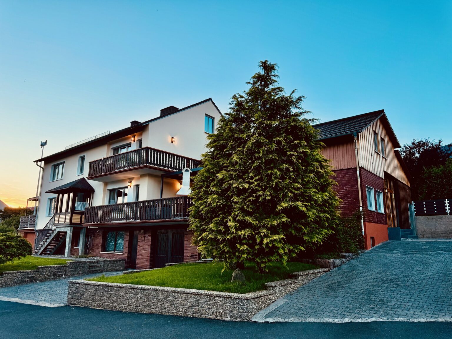 Ferienhaus Taufstein in Herbstein am Abend – zwei Häuser direkt nebeneinander