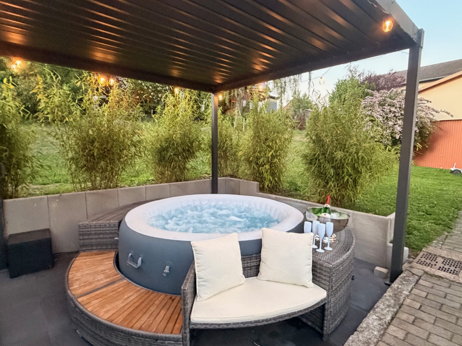 Whirlpool im Ferienhaus Taufstein – Entspannung nach dem Wandern im Vogelsberg – Foto 6