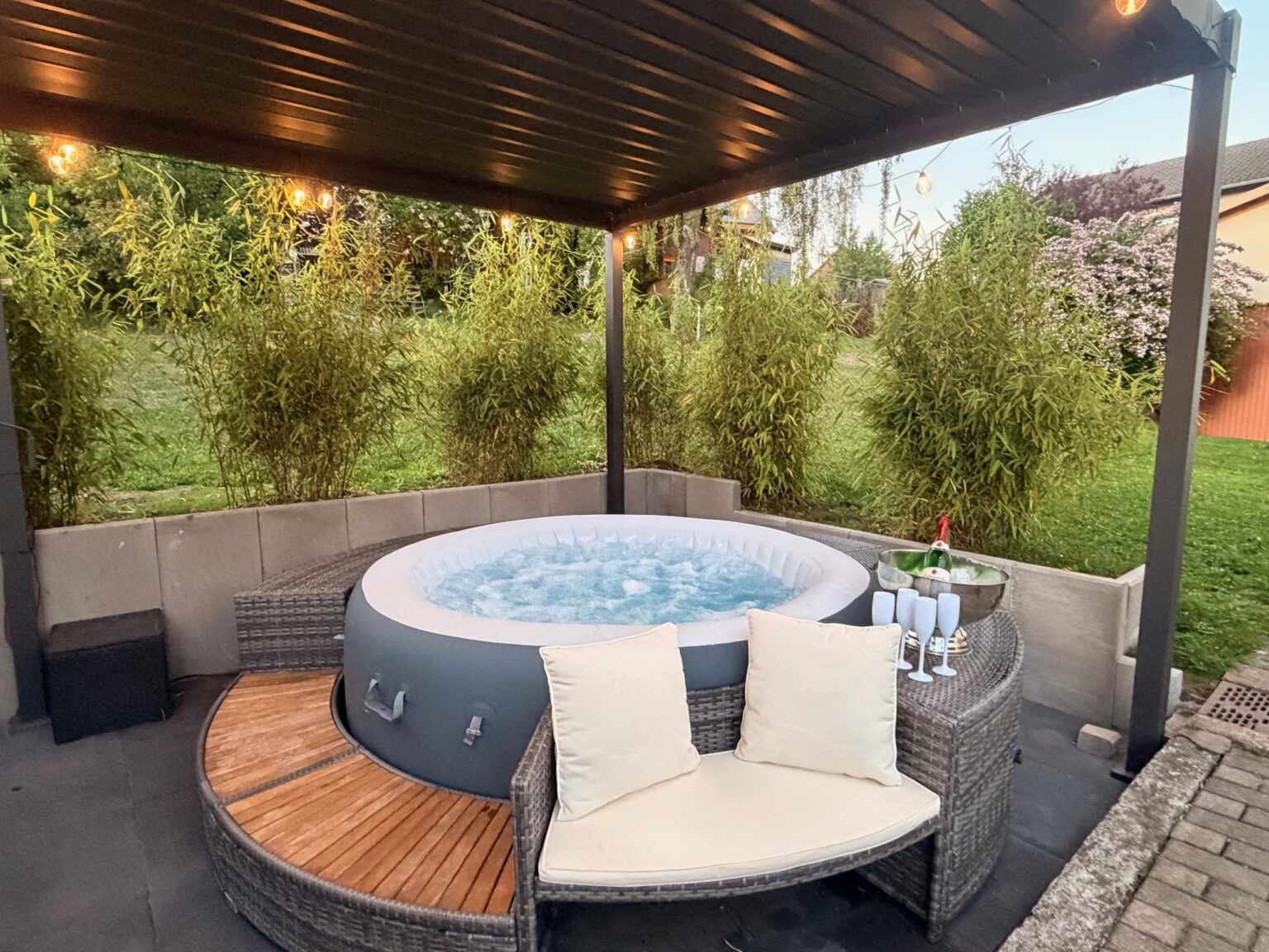 Whirlpool im Ferienhaus Taufstein – Entspannung nach dem Wandern im Vogelsberg – Foto 2