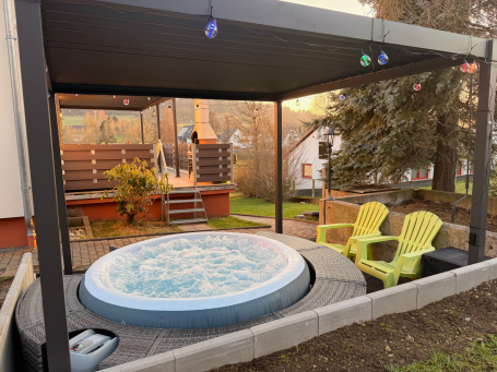 Beheizter Whirlpool im überdachten Gartenbereich – entspannt mit Blick ins Grüne Beheizter Whirlpool im überdachten Gartenbereich – entspannt mit Blick ins Grüne