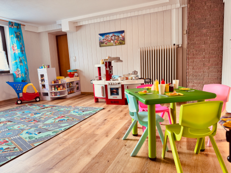 Großes Spielzimmer für Kinder – viel Platz zum Spielen, Malen und Toben. Großes Spielzimmer für Kinder – viel Platz zum Spielen, Malen und Toben.