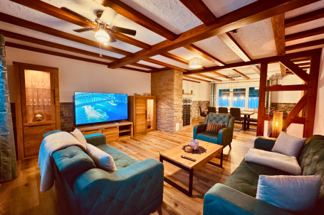 Großes Wohnzimmer mit viel Platz für alle Gäste – perfekt zum Entspannen und Zusammensitzen. Großes Wohnzimmer mit viel Platz für alle Gäste – perfekt zum Entspannen und Zusammensitzen.