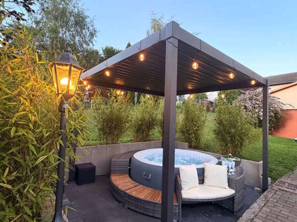 Beheizter Whirlpool im überdachten Gartenbereich – entspannt mit Blick ins Grüne Beheizter Whirlpool im überdachten Gartenbereich – entspannt mit Blick ins Grüne