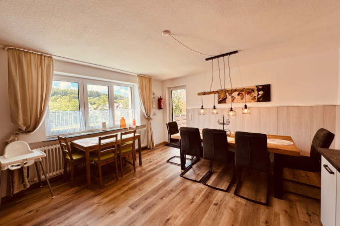 Essbereich Ferienhaus Taufstein Vogelsberg Großer Essbereich im Ferienhaus Taufstein mit zwei Tischgruppen und Platz für die ganze Gruppe